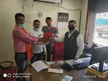 जम्मू कश्मीर j&k बैंक में शाखा प्रबंधक का मनोबल बढ़ाने के लिए गुलदस्ते देते हुए